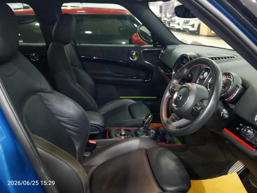 Foto Mobil Bekas Kabin Depan MINI Countryman 2.0 tahun 2020