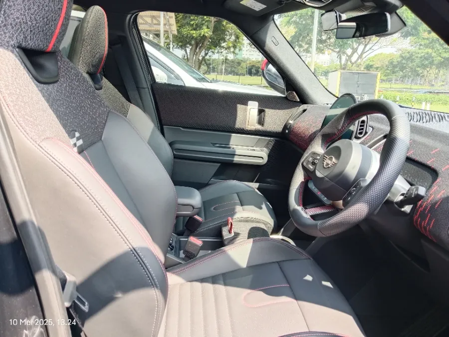 Foto Mobil Bekas Kabin Depan MINI Countryman 2.0 tahun 2024