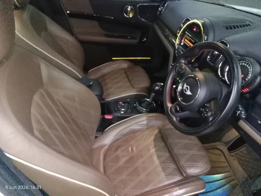 Foto Mobil Bekas Kabin Depan MINI Countryman 2.0 Cooper S tahun 2017