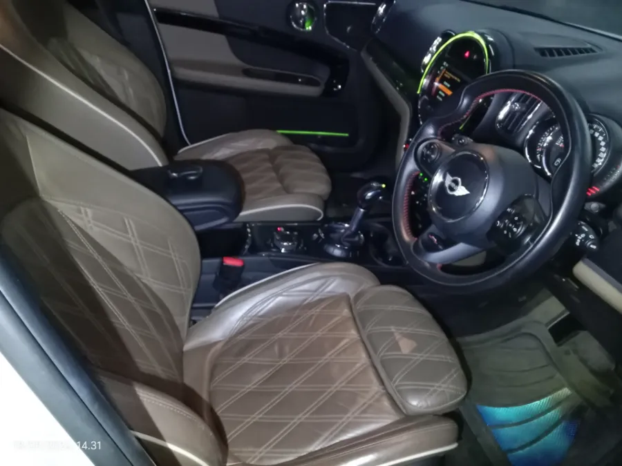Foto Mobil Bekas Kabin Depan MINI Countryman 2.0 Cooper S tahun 2017