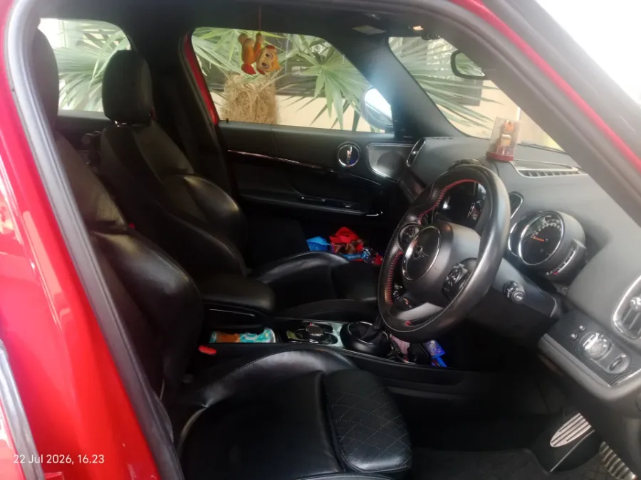 Foto Mobil Bekas Kabin Depan MINI Countryman 2.0 Cooper S tahun 2019