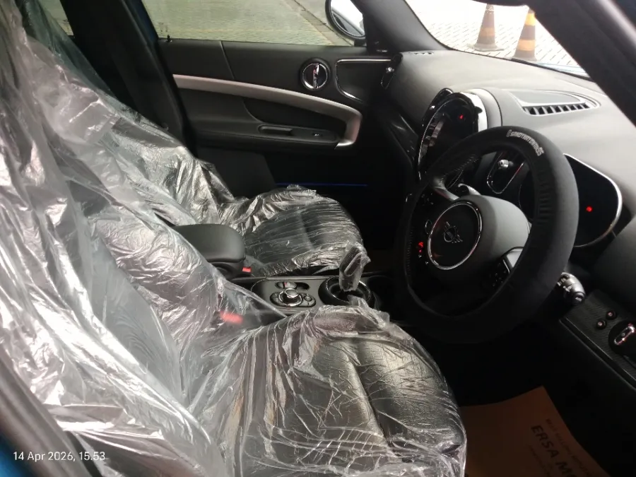 Foto Mobil Bekas Kabin Depan MINI Countryman 2.0 Cooper S tahun 2023