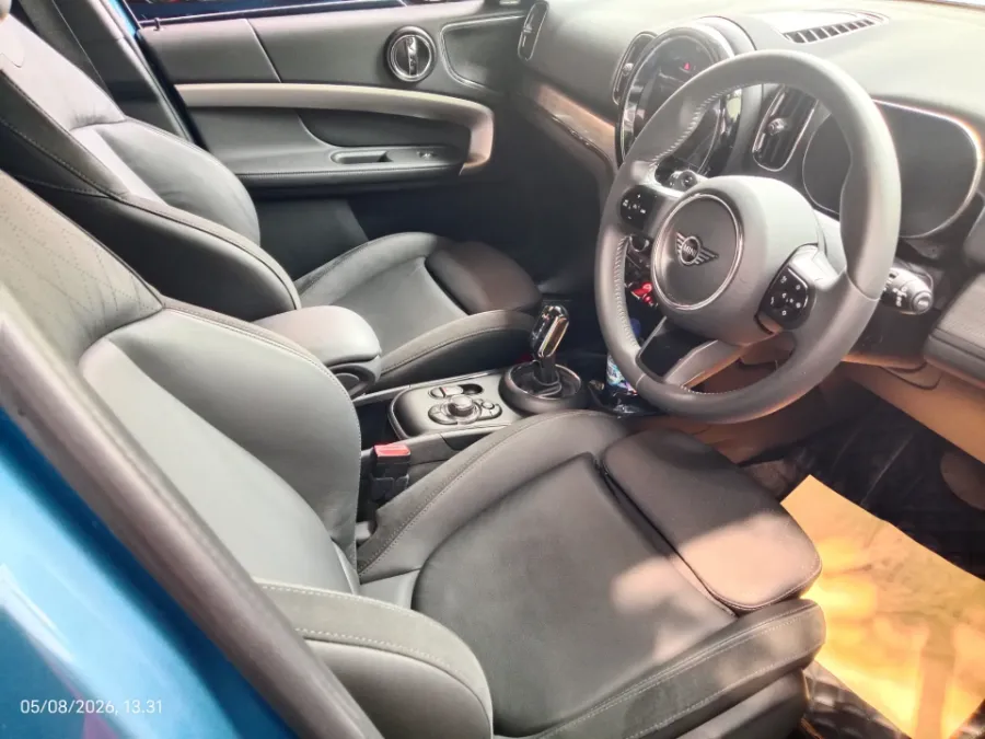 Foto Mobil Bekas Kabin Depan MINI Countryman 2.0 Cooper S tahun 2023
