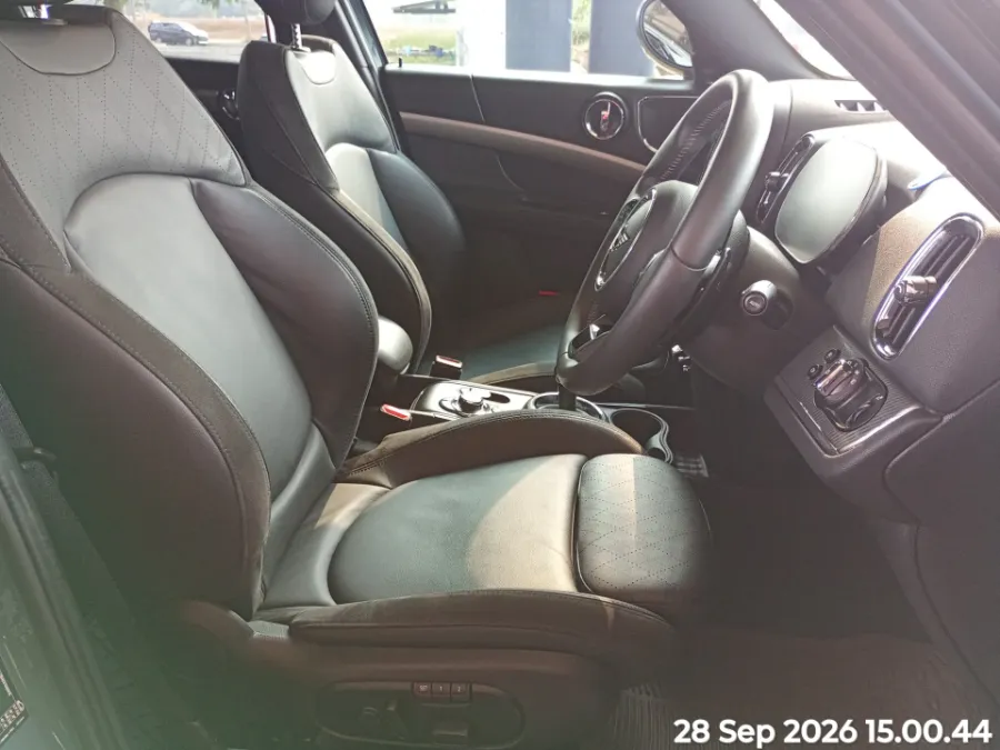 Foto Mobil Bekas Kabin Depan MINI Countryman 2.0 Cooper S tahun 2023