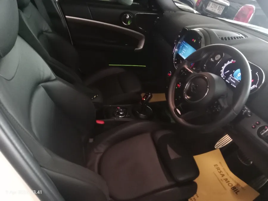 Foto Mobil Bekas Kabin Depan MINI Countryman 2.0 Cooper S tahun 2024