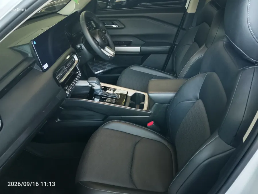 Foto Mobil Bekas Kabin Depan Mitsubishi Destinator 1.5 Exceed tahun 2025
