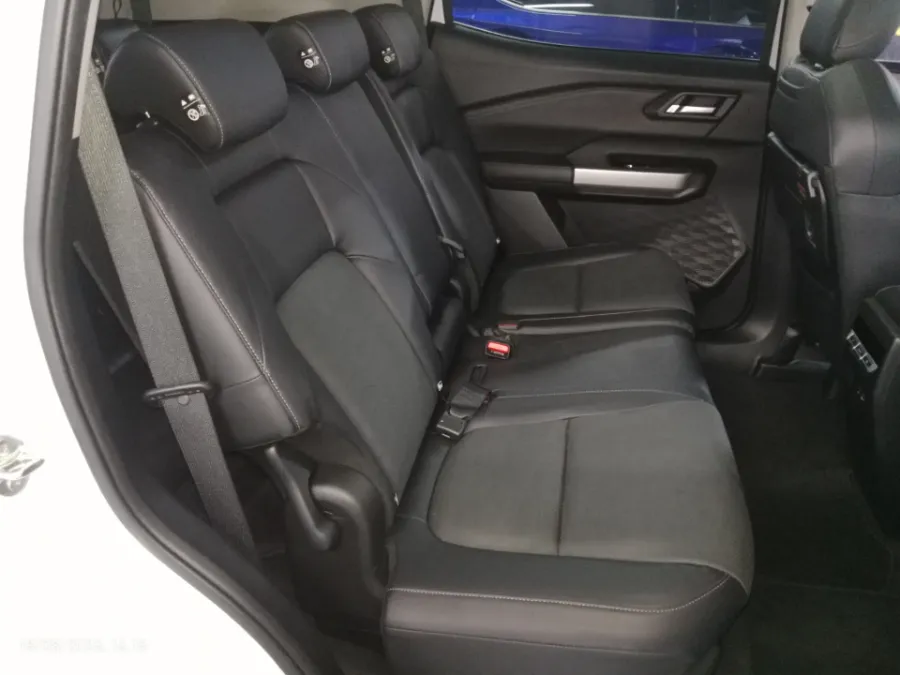Foto Mobil Bekas Kabin Belakang Mitsubishi Destinator 1.5 Ultimate tahun 2025