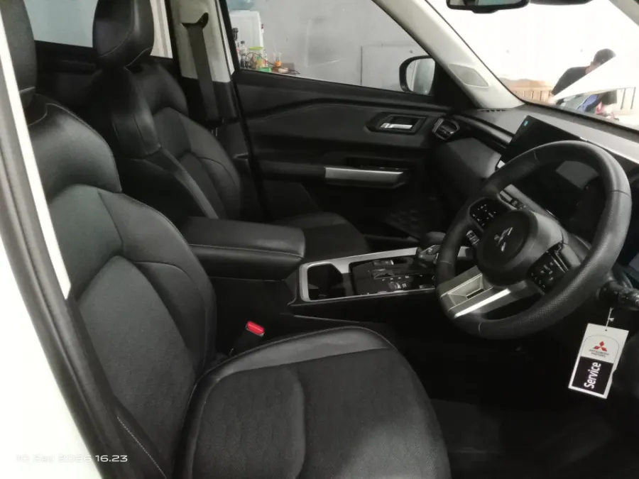 Foto Mobil Bekas Kabin Depan Mitsubishi Destinator 1.5 Ultimate tahun 2025