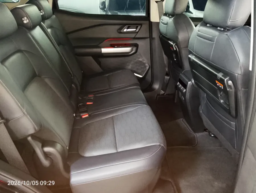 Foto Mobil Bekas Kabin Belakang Mitsubishi Destinator 1.5 Ultimate Premium tahun 2025