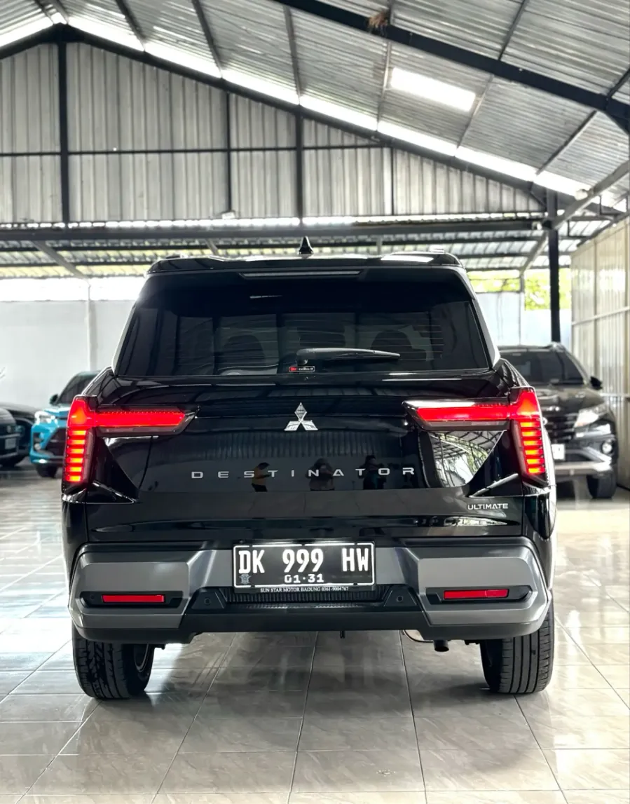 Foto Mobil Bekas Tampak Belakang Mitsubishi Destinator 1.5 Ultimate Premium tahun 2025