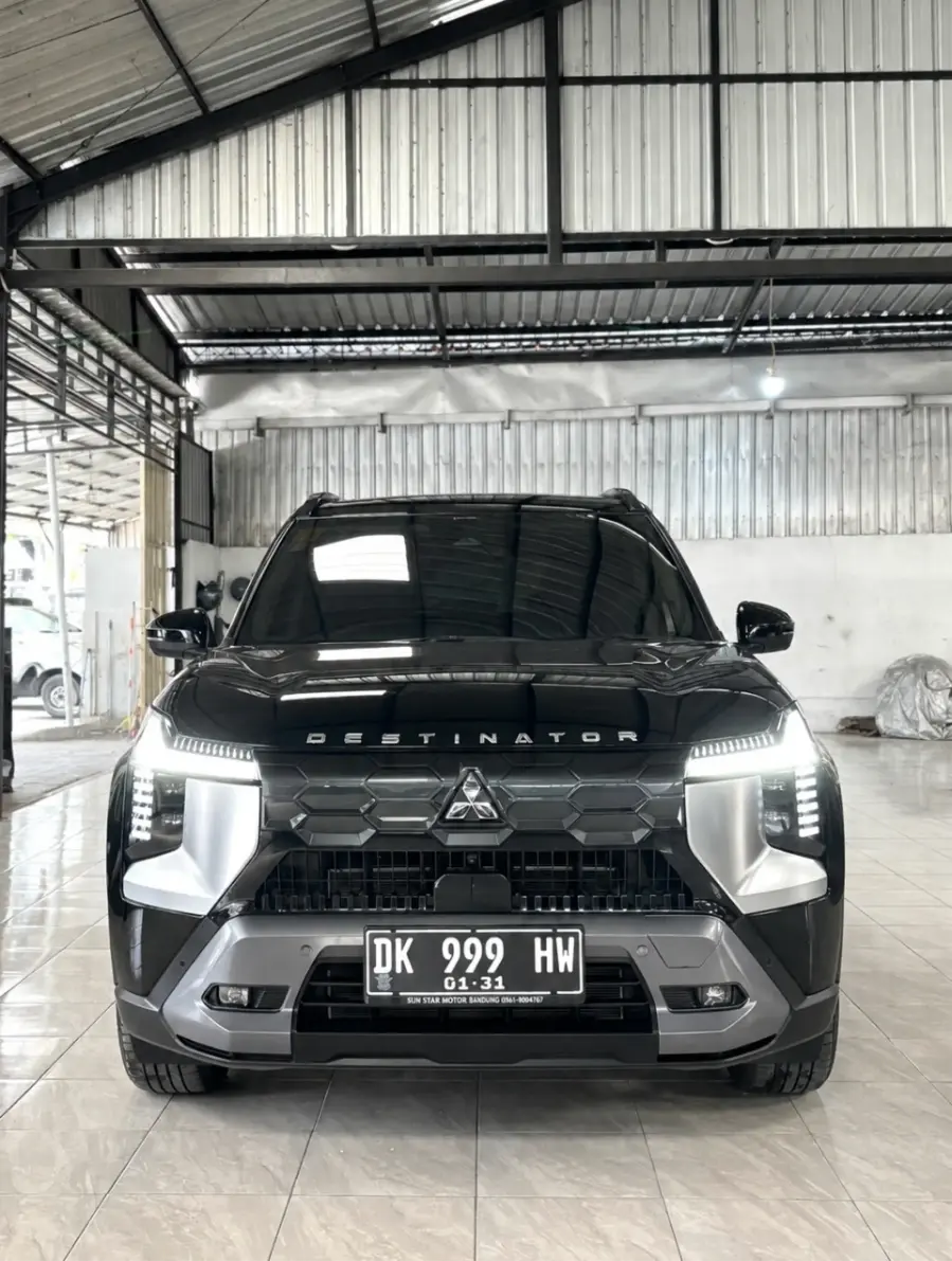 Foto Mobil Bekas Tampak Depan Mitsubishi Destinator 1.5 Ultimate Premium tahun 2025