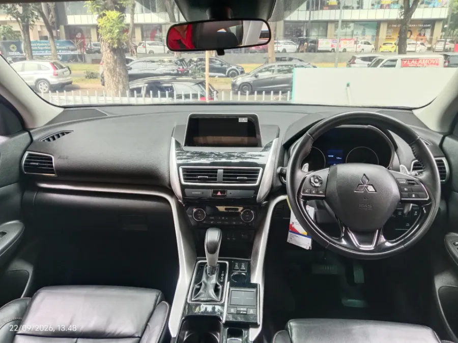 Foto Mobil Bekas Dashboard Mitsubishi Eclipse Cross 1.5 Ultimate tahun 2019
