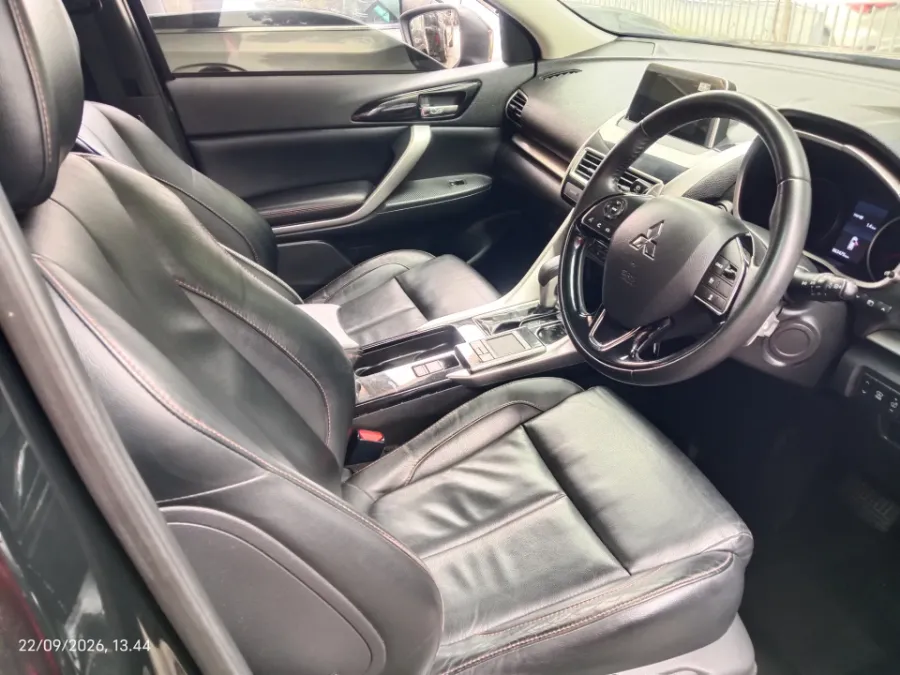 Foto Mobil Bekas Kabin Depan Mitsubishi Eclipse Cross 1.5 Ultimate tahun 2019