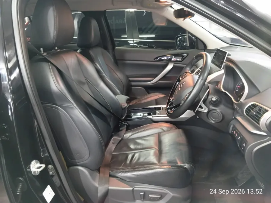 Foto Mobil Bekas Kabin Depan Mitsubishi Eclipse Cross 1.5 Ultimate tahun 2019