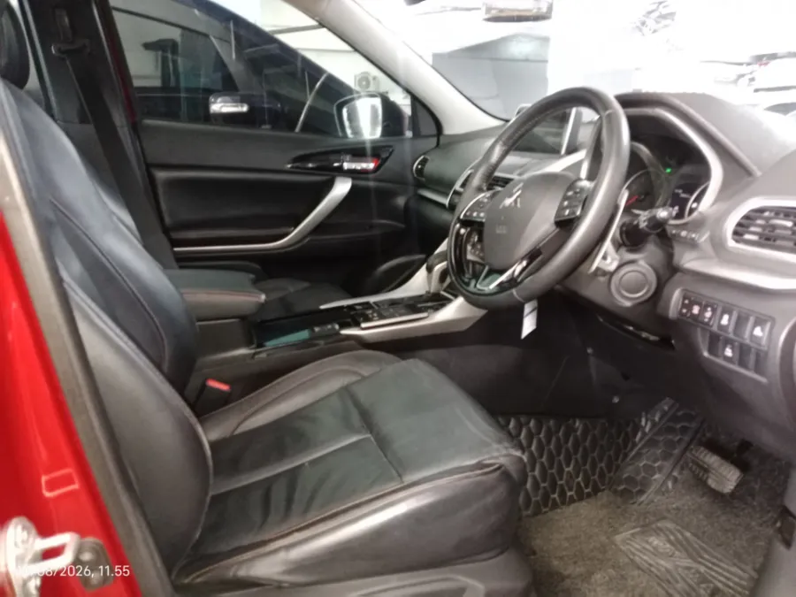 Foto Mobil Bekas Kabin Depan Mitsubishi Eclipse Cross 1.5 Ultimate tahun 2020
