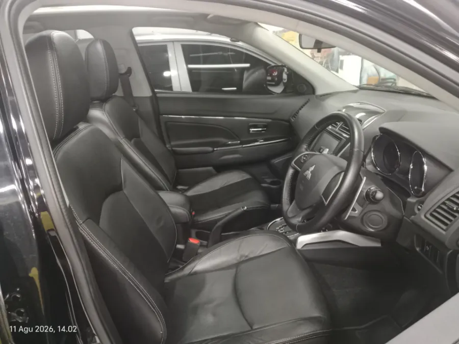 Foto Mobil Bekas Kabin Depan Mitsubishi Outlander 2.0 PX 4X2 tahun 2016