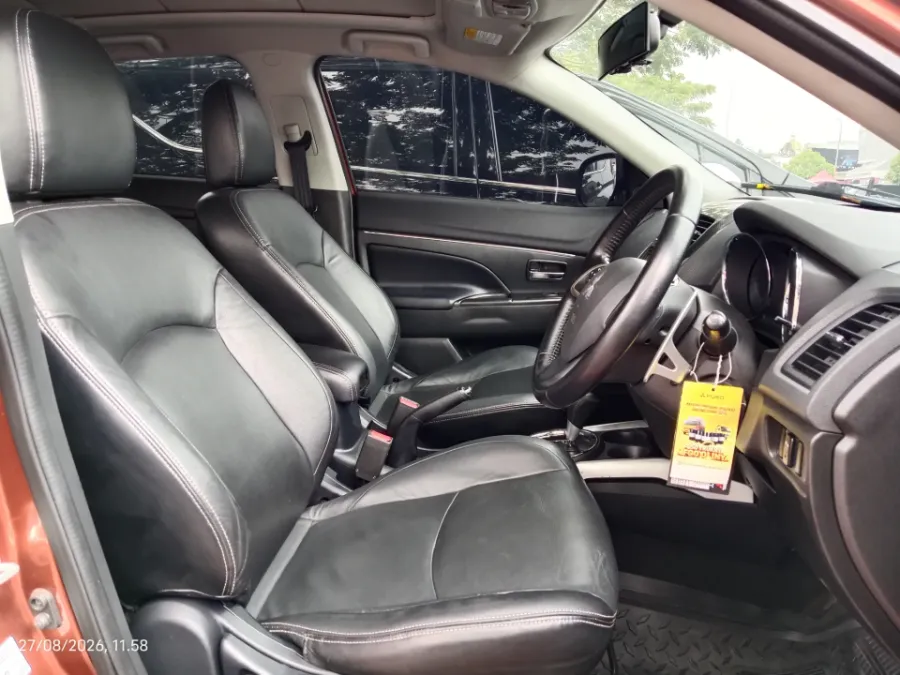 Foto Mobil Bekas Kabin Depan Mitsubishi Outlander 2.0 PX 4X2 tahun 2016