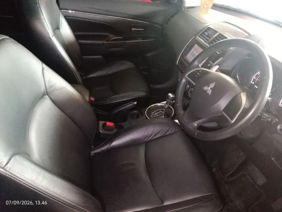 Foto Mobil Bekas Kabin Depan Mitsubishi Outlander 2.0 PX 4X2 tahun 2018