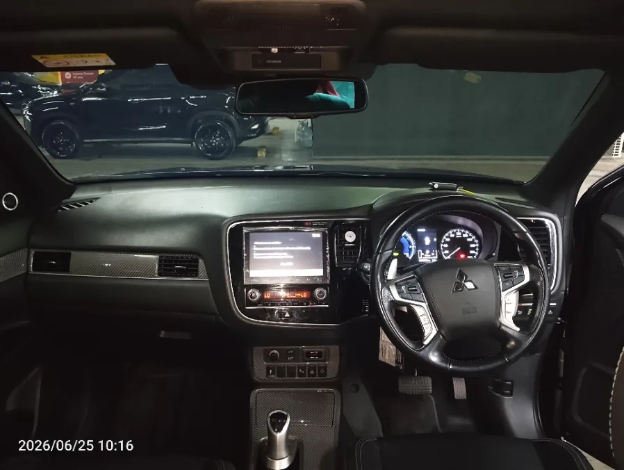 Foto Mobil Bekas Dashboard Mitsubishi Outlander PHEV 2.4 tahun 2019