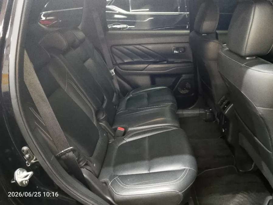 Foto Mobil Bekas Kabin Belakang Mitsubishi Outlander PHEV 2.4 tahun 2019