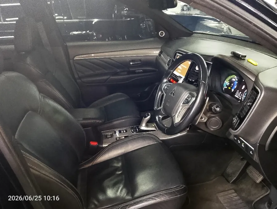 Foto Mobil Bekas Kabin Depan Mitsubishi Outlander PHEV 2.4 tahun 2019