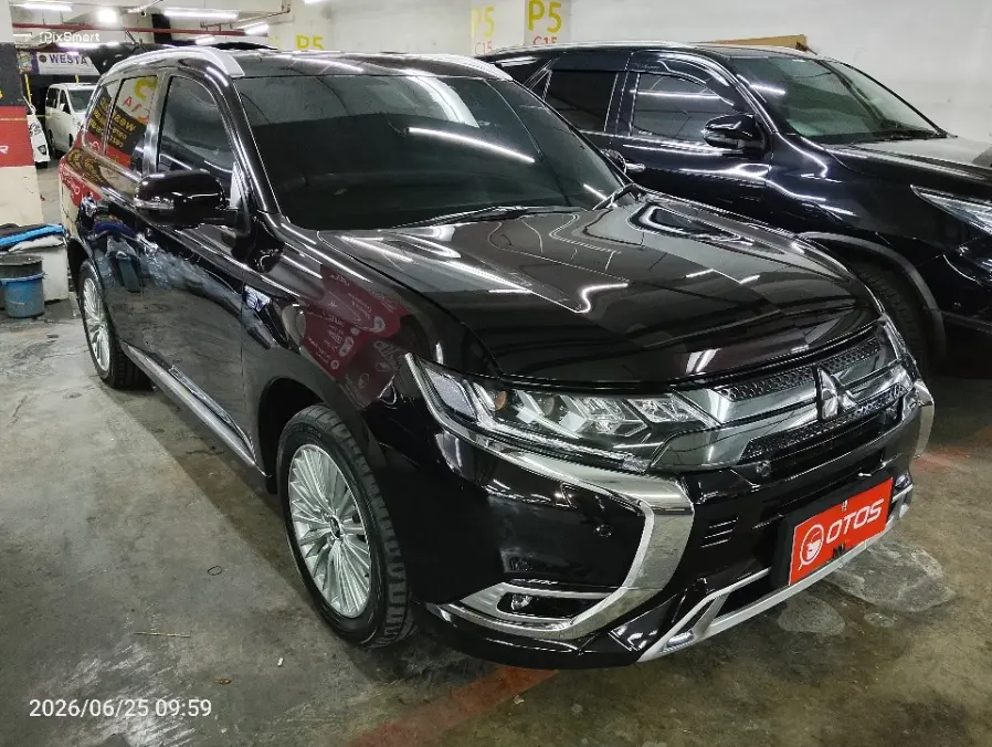 Foto Mobil Bekas Kanan Depan Mitsubishi Outlander PHEV 2.4 tahun 2019