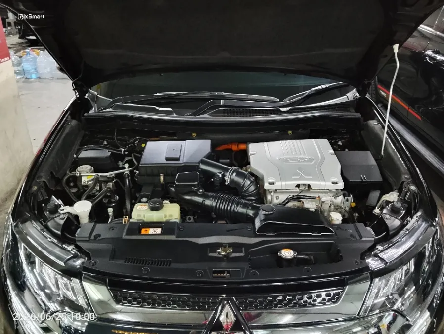 Foto Mobil Bekas Mesin Mitsubishi Outlander PHEV 2.4 tahun 2019