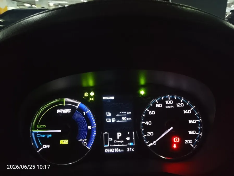 Foto Mobil Bekas Odometer Mitsubishi Outlander PHEV 2.4 tahun 2019