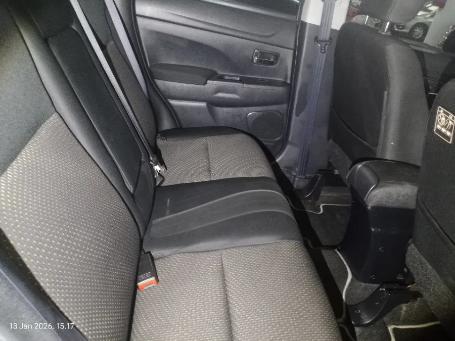 Foto Mobil Bekas Kabin Belakang Mitsubishi Outlander Sport 2.0 GLS tahun 2014