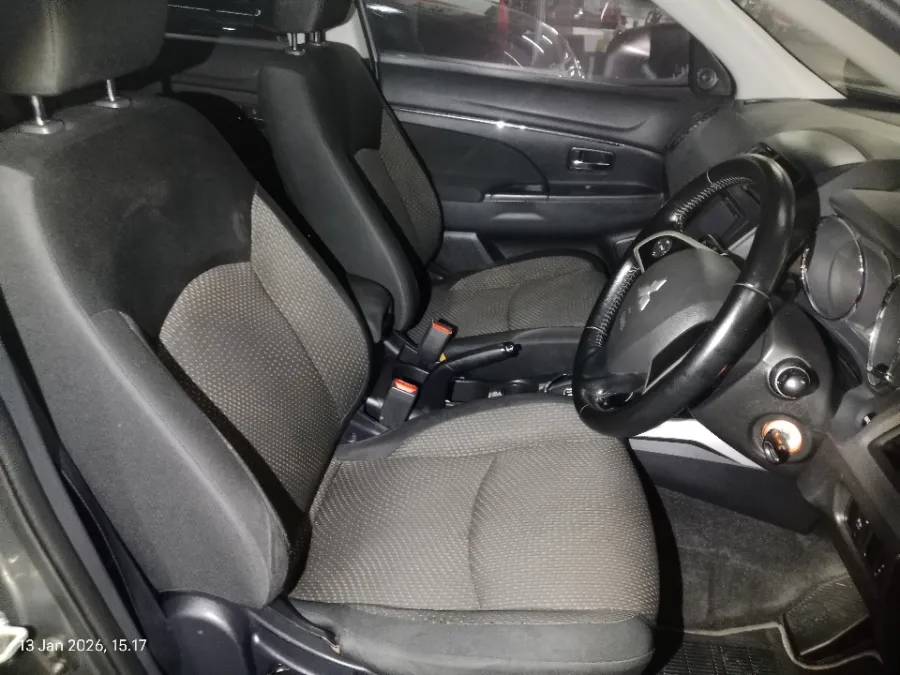 Foto Mobil Bekas Kabin Depan Mitsubishi Outlander Sport 2.0 GLS tahun 2014