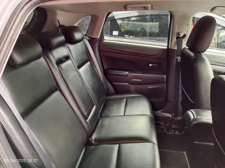 Foto Mobil Bekas Kabin Belakang Mitsubishi Outlander Sport 2.0 GLS tahun 2016