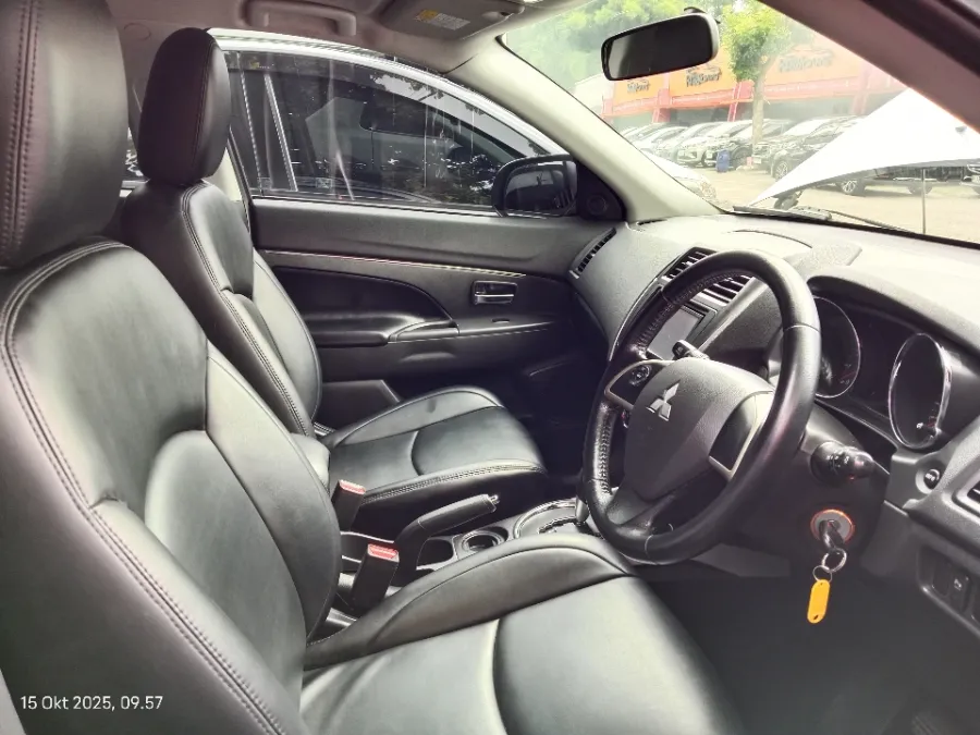 Foto Mobil Bekas Kabin Depan Mitsubishi Outlander Sport 2.0 GLS tahun 2016