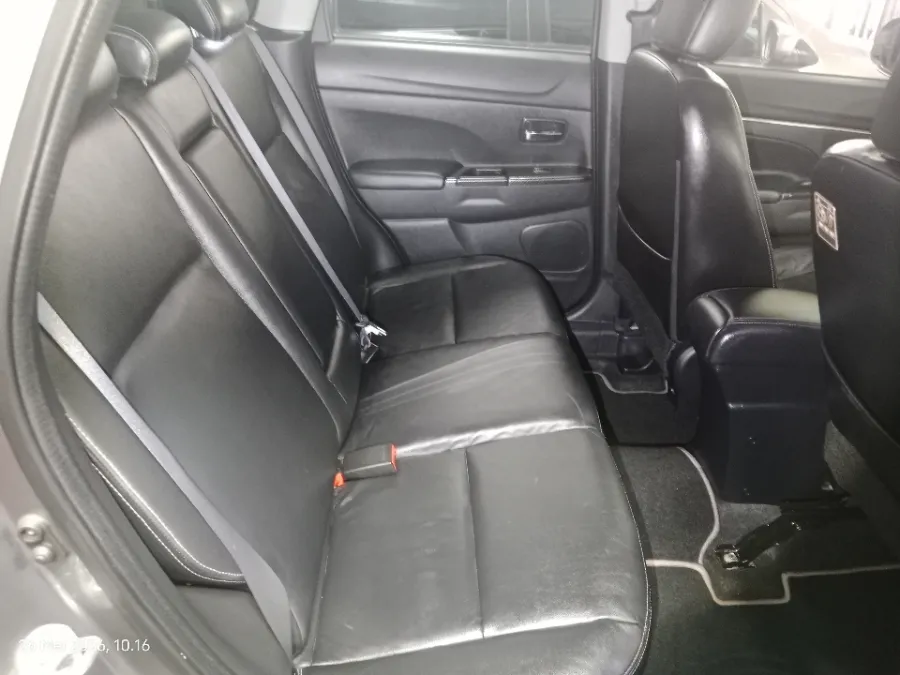 Foto Mobil Bekas Kabin Belakang Mitsubishi Outlander Sport 2.0 PX tahun 2014