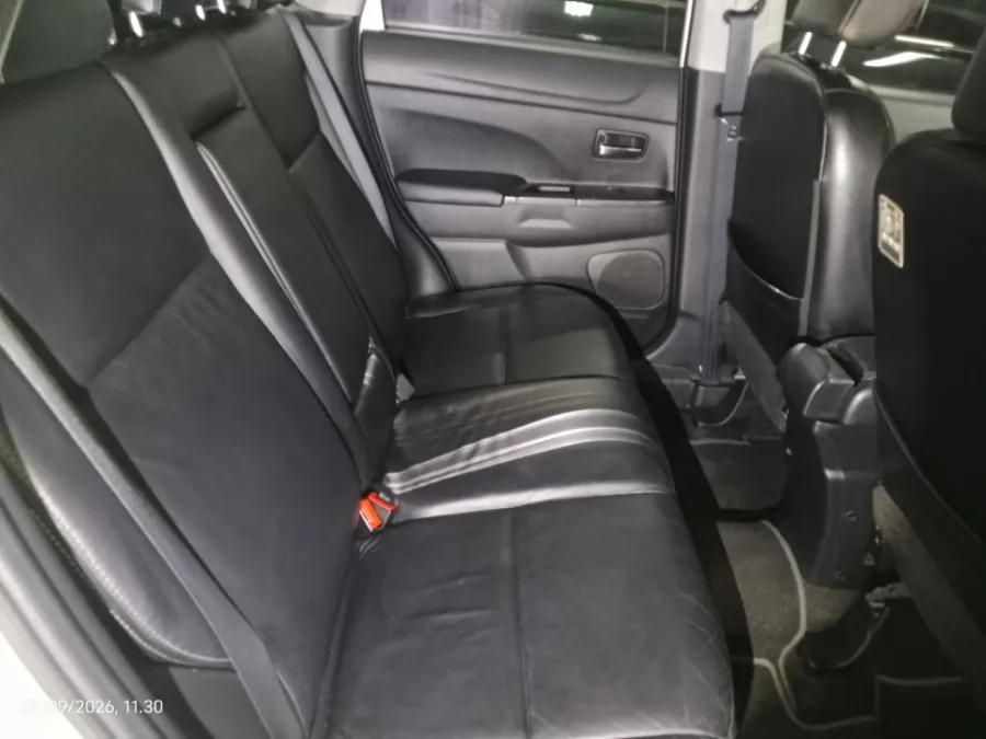 Foto Mobil Bekas Kabin Belakang Mitsubishi Outlander Sport 2.0 PX tahun 2018