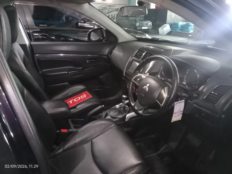 Foto Mobil Bekas Kabin Depan Mitsubishi Outlander Sport 2.0 PX tahun 2018