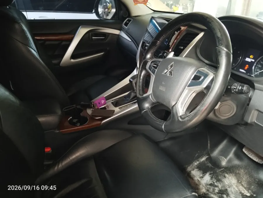 Foto Mobil Bekas Kabin Depan Mitsubishi Pajero Sport 2.4 Dakar tahun 2016