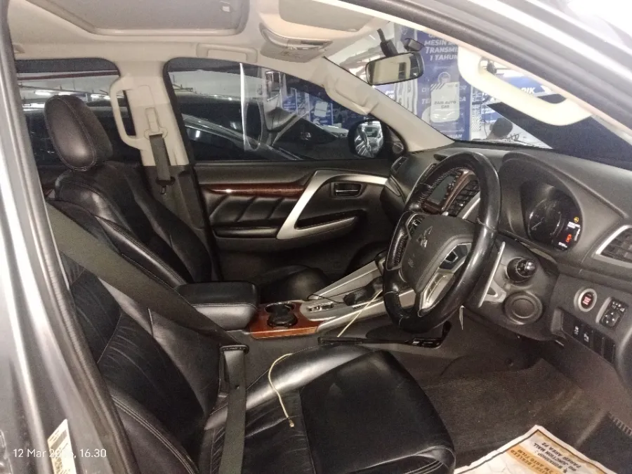 Foto Mobil Bekas Kabin Depan Mitsubishi Pajero Sport 2.4 Dakar tahun 2017