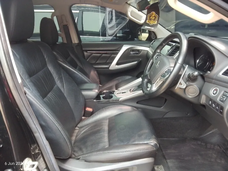 Foto Mobil Bekas Kabin Depan Mitsubishi Pajero Sport 2.4 Dakar tahun 2018