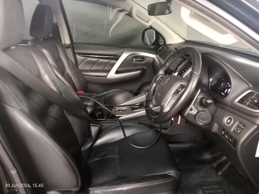 Foto Mobil Bekas Kabin Depan Mitsubishi Pajero Sport 2.4 Dakar tahun 2018