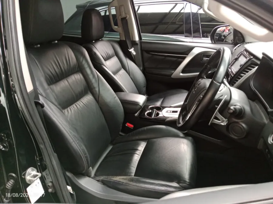 Foto Mobil Bekas Kabin Depan Mitsubishi Pajero Sport 2.4 Dakar tahun 2018