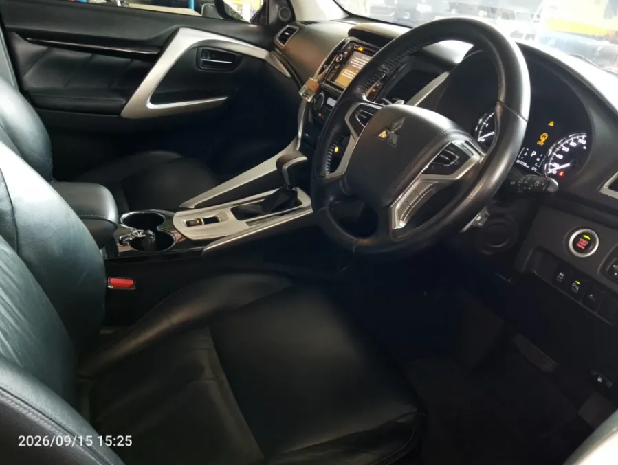 Foto Mobil Bekas Kabin Depan Mitsubishi Pajero Sport 2.4 Dakar tahun 2018