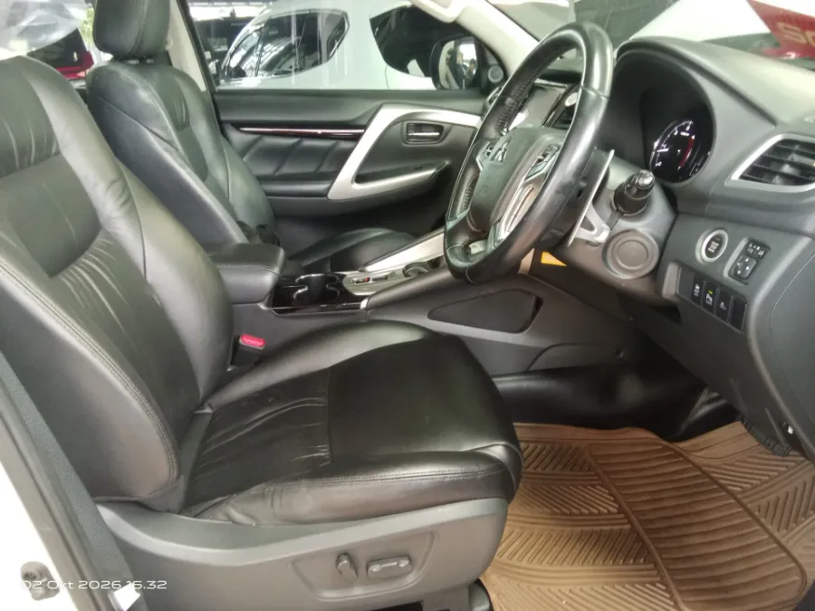 Foto Mobil Bekas Kabin Depan Mitsubishi Pajero Sport 2.4 Dakar tahun 2018