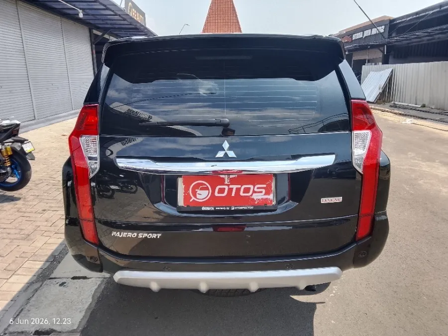 Foto Mobil Bekas Tampak Belakang Mitsubishi Pajero Sport 2.4 Dakar tahun 2018