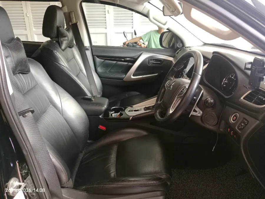 Foto Mobil Bekas Kabin Depan Mitsubishi Pajero Sport 2.4 Dakar tahun 2019