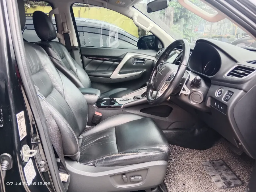 Foto Mobil Bekas Kabin Depan Mitsubishi Pajero Sport 2.4 Dakar tahun 2020