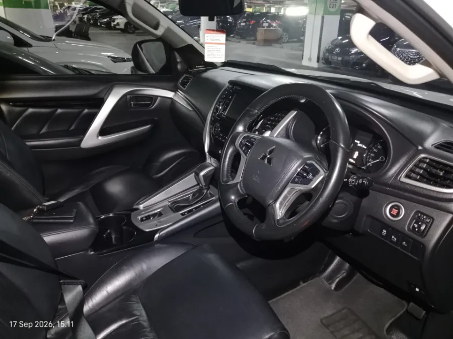 Foto Mobil Bekas Kabin Depan Mitsubishi Pajero Sport 2.4 Dakar tahun 2020