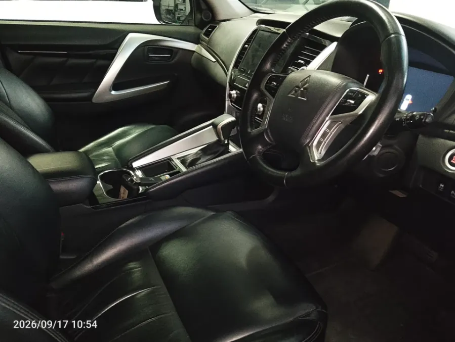 Foto Mobil Bekas Kabin Depan Mitsubishi Pajero Sport 2.4 Dakar tahun 2022