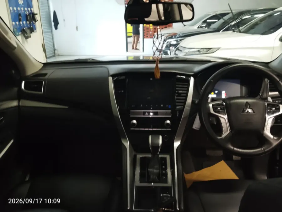 Foto Mobil Bekas Dashboard Mitsubishi Pajero Sport 2.4 Dakar tahun 2023