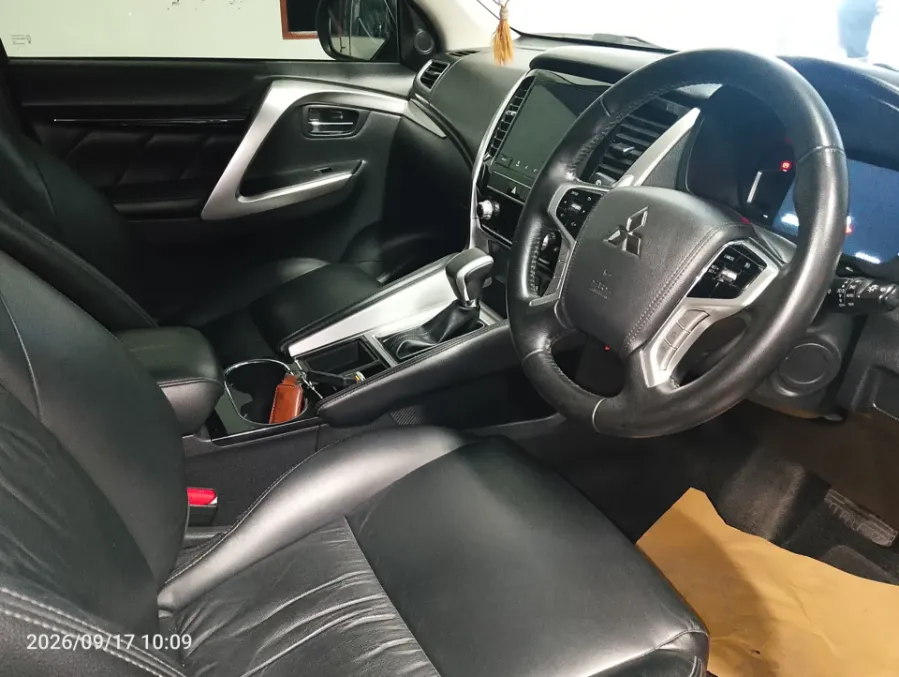 Foto Mobil Bekas Kabin Depan Mitsubishi Pajero Sport 2.4 Dakar tahun 2023