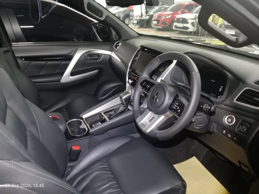 Foto Mobil Bekas Kabin Depan Mitsubishi Pajero Sport 2.4 Dakar tahun 2025